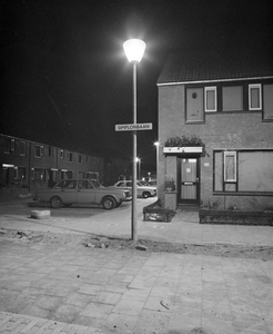 880201 Afbeelding van een brandende lantaarnpaal op de hoek bij de woning Simplonbaan 125 te Utrecht, met links de Lofoten.